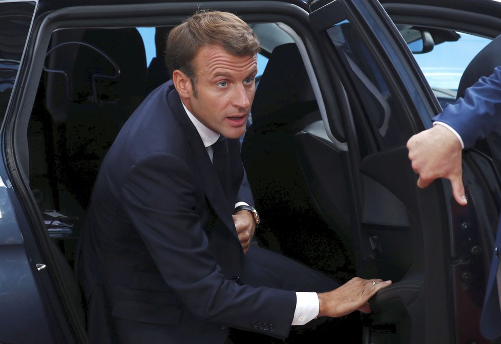 Francouzský prezident Emmanuel Macron při příchodu na mimořádný summit EU (30. 6. 2019)