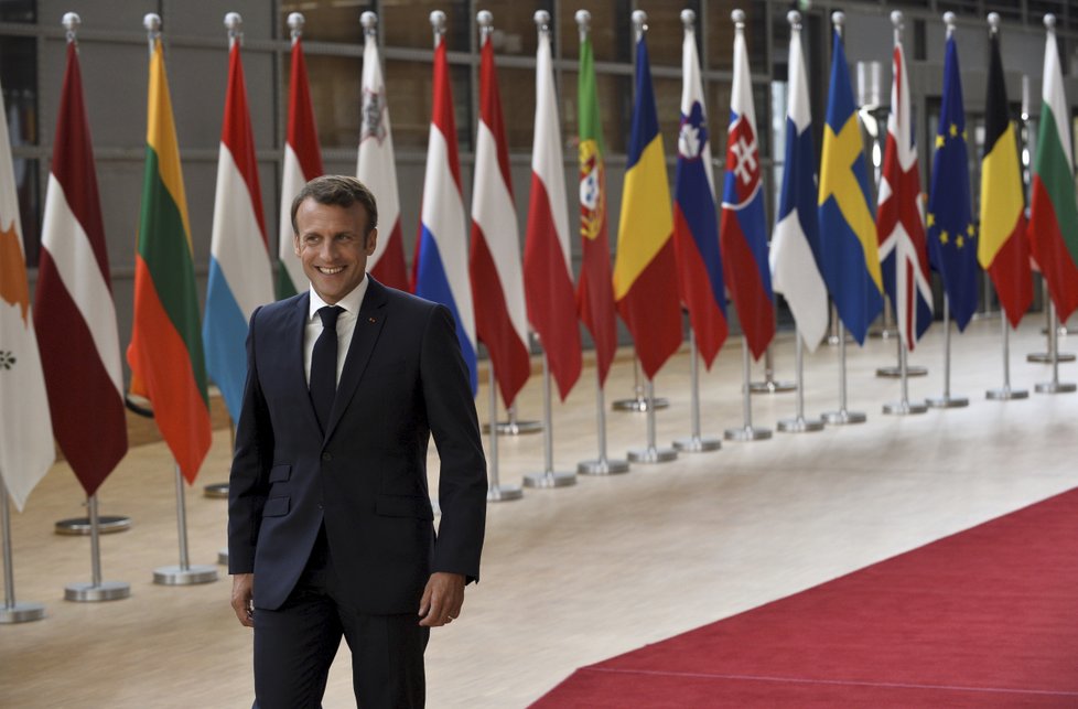 Francouzský prezident Emmanuel Macron při příchodu na mimořádný summit EU (30. 6. 2019)
