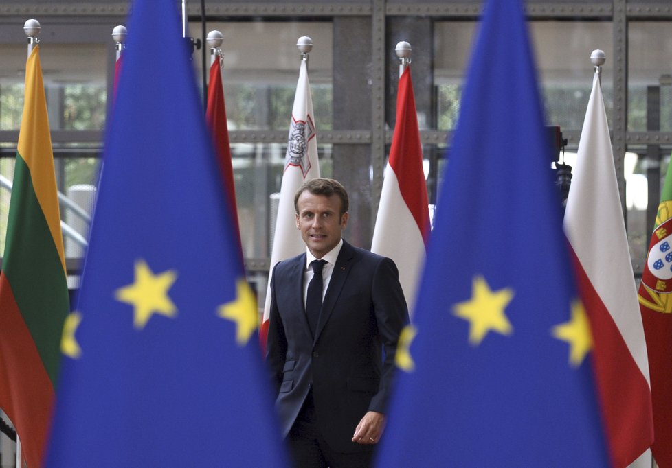 Francouzský prezident Emmanuel Macron při příchodu na mimořádný summit EU (30.6.2019)