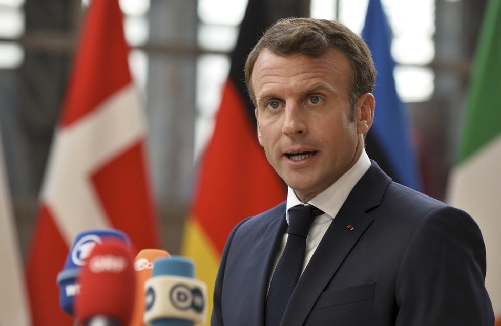 Francouzský prezident Emmanuel Macron při příchodu na mimořádný summit EU (30. 6. 2019)