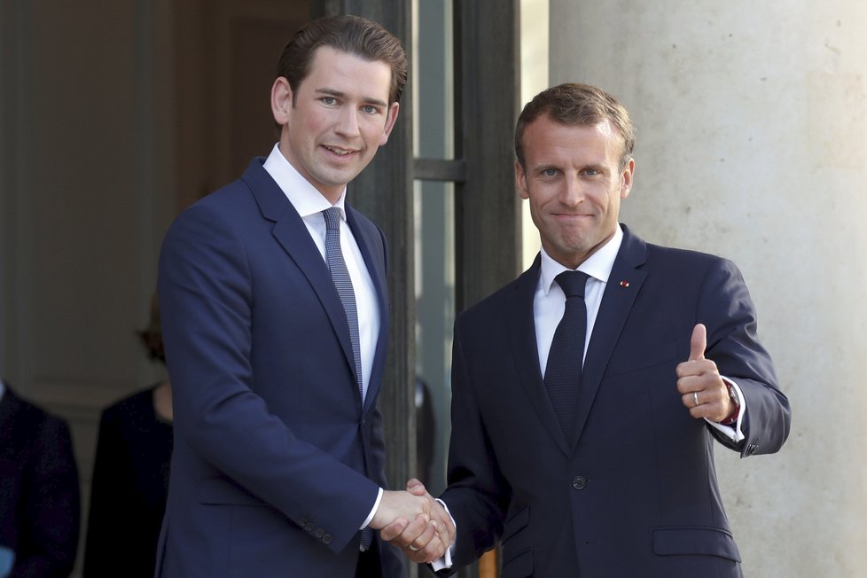 Francouzský prezident Emmanuel Macron s rakouským kancléřem Sebastianem Kurzem