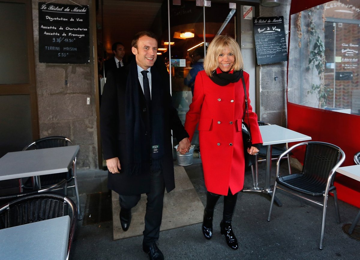 Emmanuel Macron s manželkou Brigitte Trogneuxovou, která je o 24 let starší.