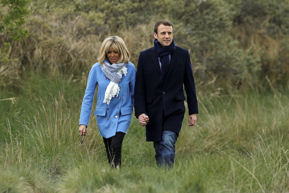 Emmanuel Macron s manželkou Brigitte, která je o 24 let starší.