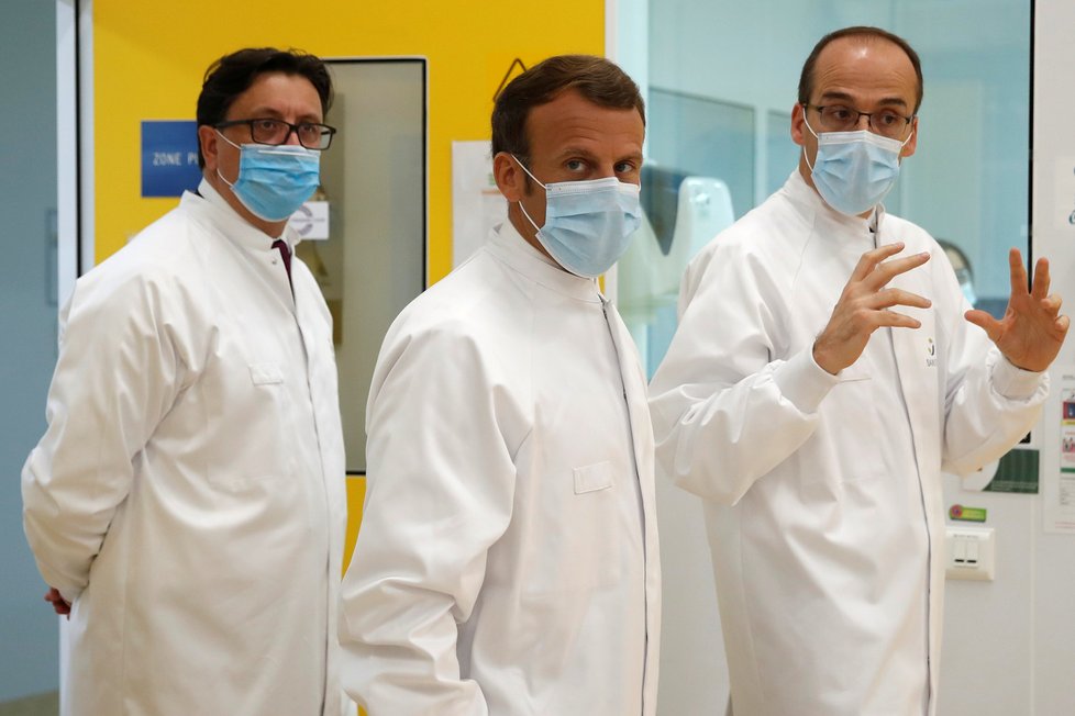 Francouzský prezident Emmanuel Macron během návštěvy laboratoře