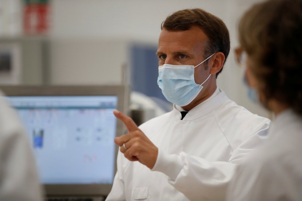 Francouzský prezident Emmanuel Macron během návštěvy laboratoře.