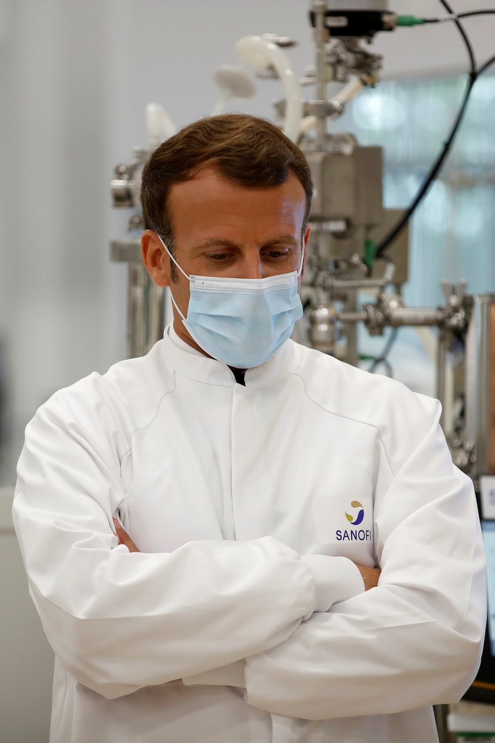 Francouzský prezident Emmanuel Macron během návštěvy laboratoře.
