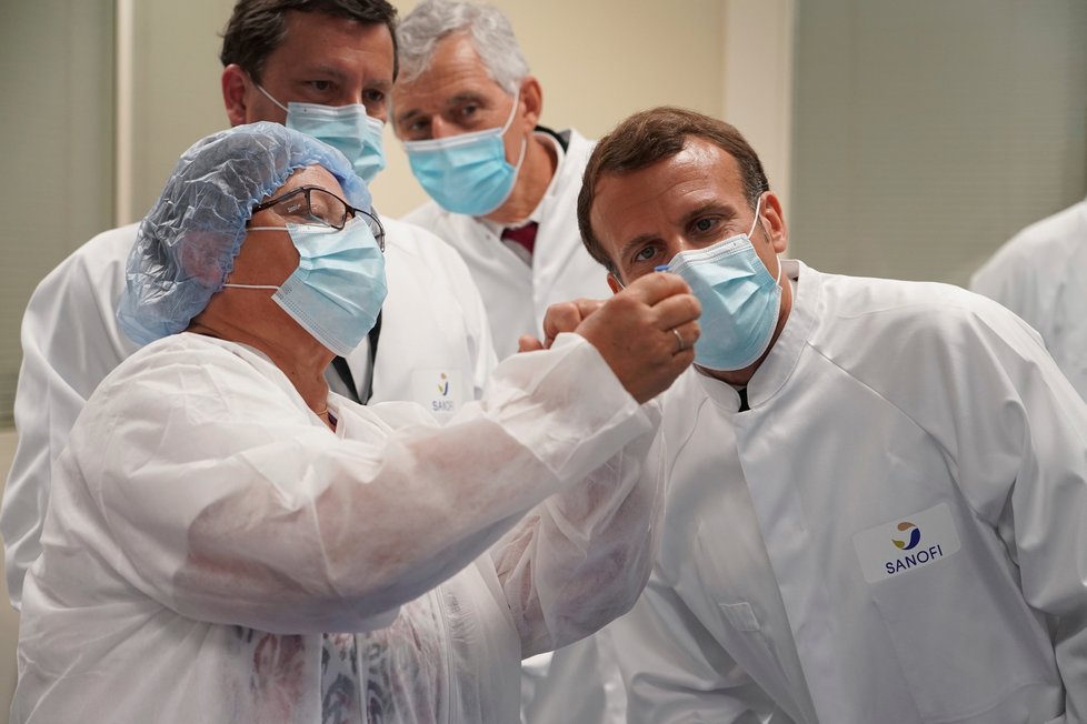 Francouzský prezident Emmanuel Macron během návštěvy laboratoře.