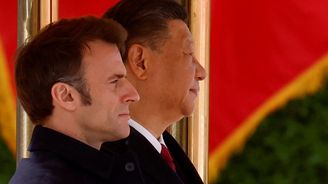 Spoléhám na to, že přivedete Rusko k rozumu, řekl Macron čínskému prezidentovi 