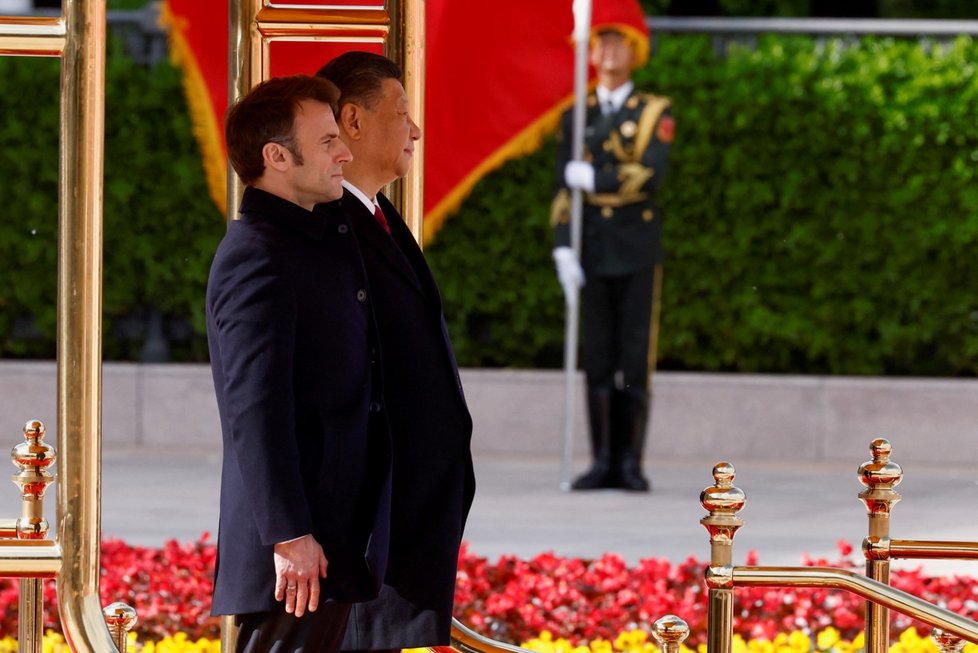 Francouzský prezident Emmanuel Macron se svým protějškem Si Ťin-pchingem v Číně. (5.4.2023)