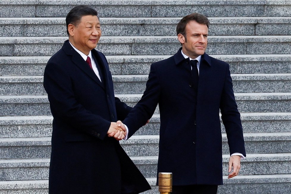 Francouzský prezident Emmanuel Macron se svým protějškem Si Ťin-pchingem v Číně. (5.4.2023)