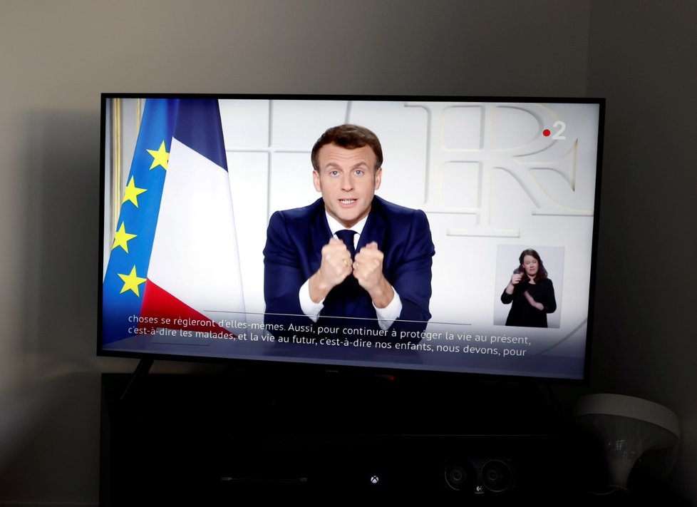 Francouzský prezident Emmanuel Macron oznámil další restrikce.