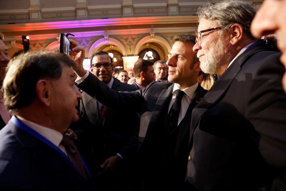 Emmanuel Macron v Praze: Selfie s Vondrou (5.3.2024)