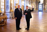 Chřest s humrem i kuře s lanýži. Macron hostil Trumpa ve Versailles, přidala se i Brigitte