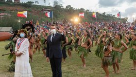 Emmanuel Macron vyrazil na státní návštěvu do Francouzksé Polynésie, přivíali ho věnci i tanečnicemi