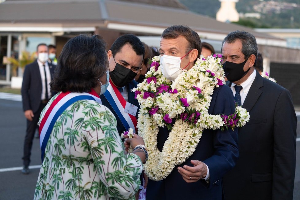 Emmanuel Macron vyrazil na státní návštěvu do Francouzské Polynésie, přivítali ho věnci i tanečnicemi