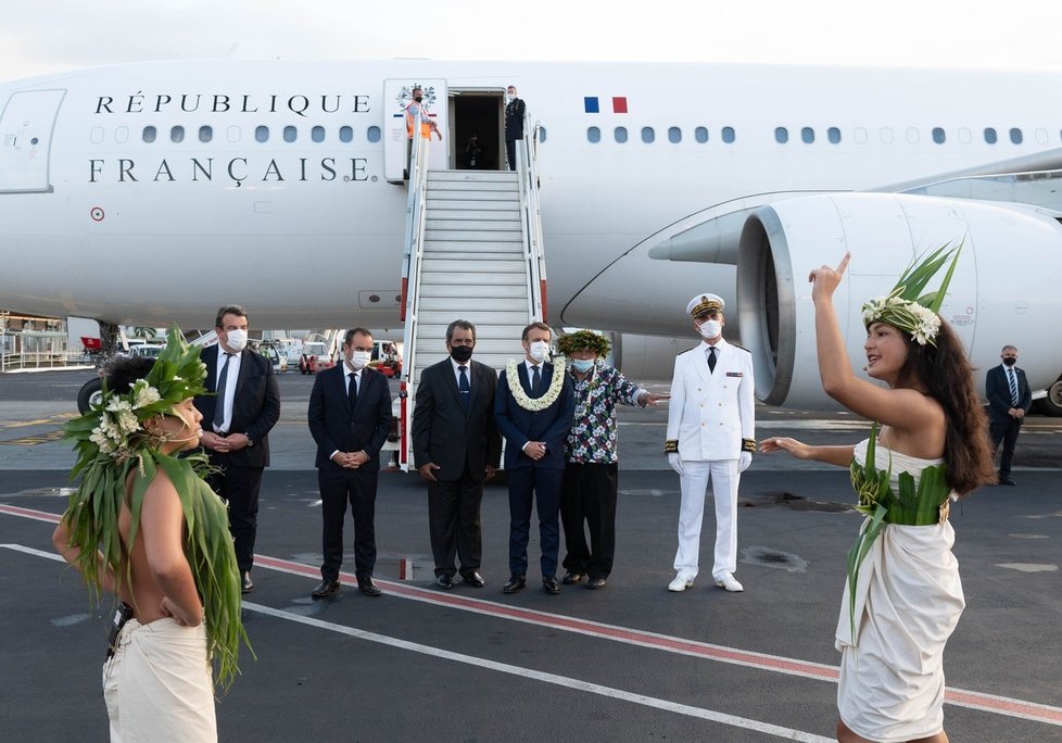 Emmanuel Macron vyrazil na státní návštěvu do Francouzské Polynésie, přivítali ho věnci i tanečnicemi