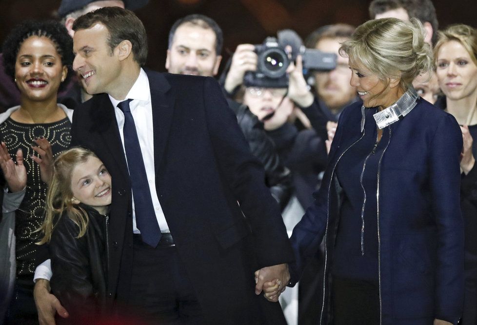 Emmanuel Macron slavil svůj triumf v prezidentských volbách s manželkou Brigitte a její vnučkou.