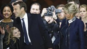 Emmanuel Macron slavil svůj triumf s manželkou Brigitte a vnučkou.