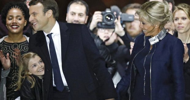 „Nejsme běžný pár“. Macron slavil s o 25 let starší manželkou, líbal její vnučku