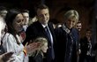 Emmanuel Macron slavil svůj triumf s manželkou Brigitte a vnučkou.