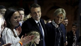 Emmanuel Macron slavil svůj triumf s manželkou Brigitte a vnučkou.