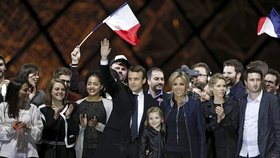 Emmanuel Macron slavil svůj triumf s manželkou Brigitte a vnučkou.