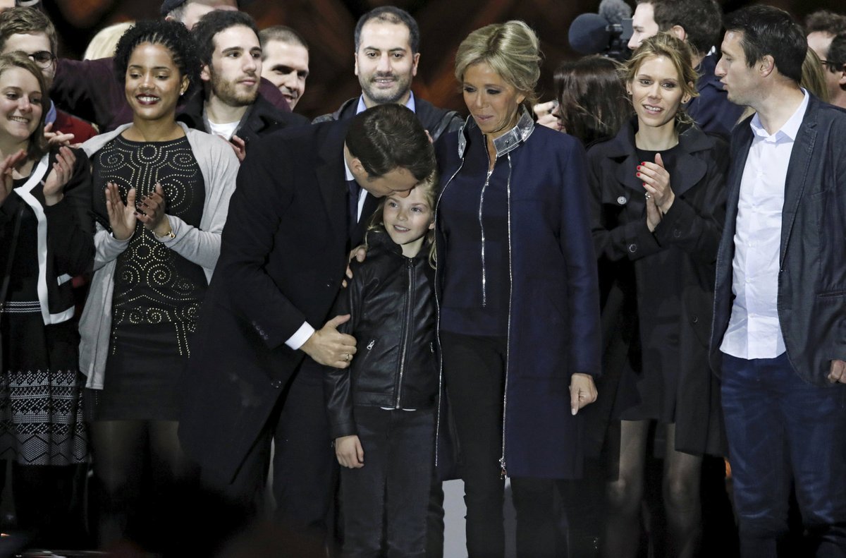 Emmanuel Macron slavil svůj triumf s manželkou Brigitte a vnučkou.