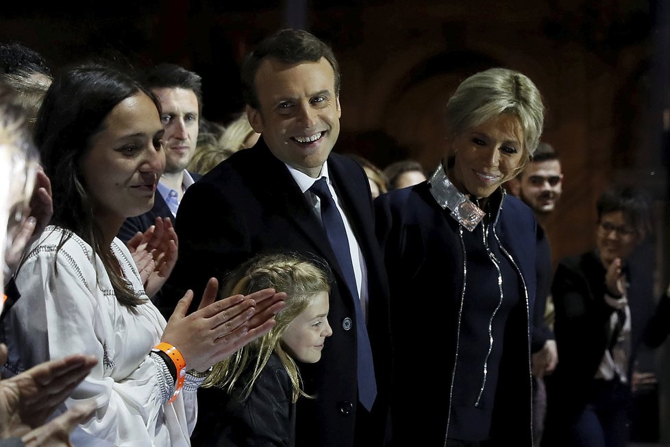 Emmanuel Macron slavil svůj triumf s manželkou Brigitte a vnučkou
