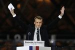 Emmanuel Macron slavil svůj triumf v prezidentských volbách u Louvru