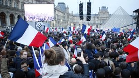 Emmanuel Macron slavil svůj triumf v prezidentských volbách u Louvru
