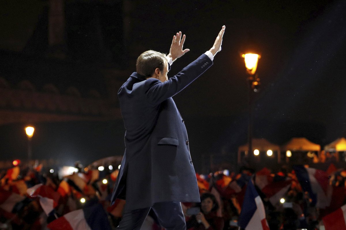 Emmanuel Macron slavil svůj triumf v prezidentských volbách u Louvru