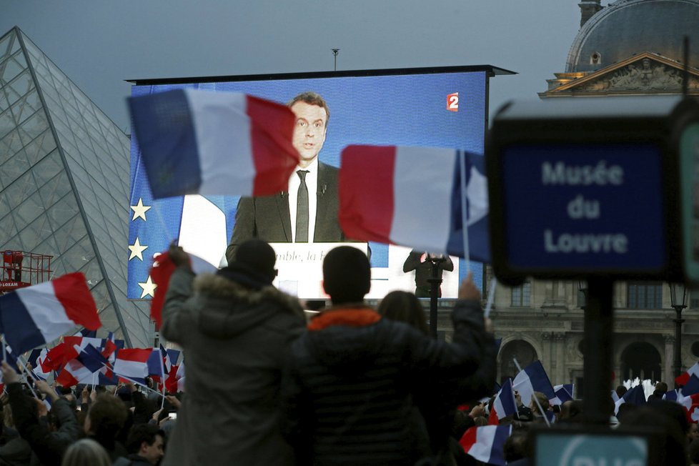 Emmanuel Macron slavil svůj triumf v prezidentských volbách u Louvru.