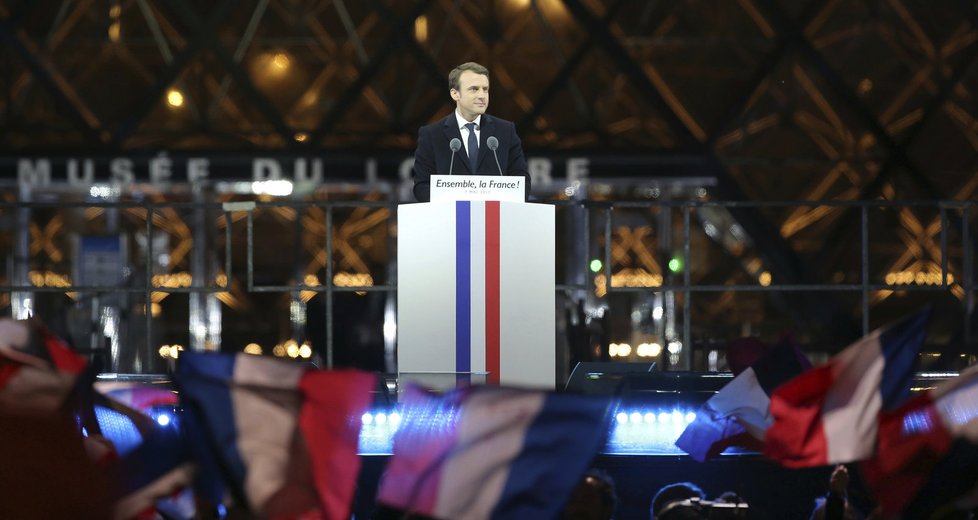 Emmanuel Macron slavil svůj triumf v prezidentských volbách u Louvru.