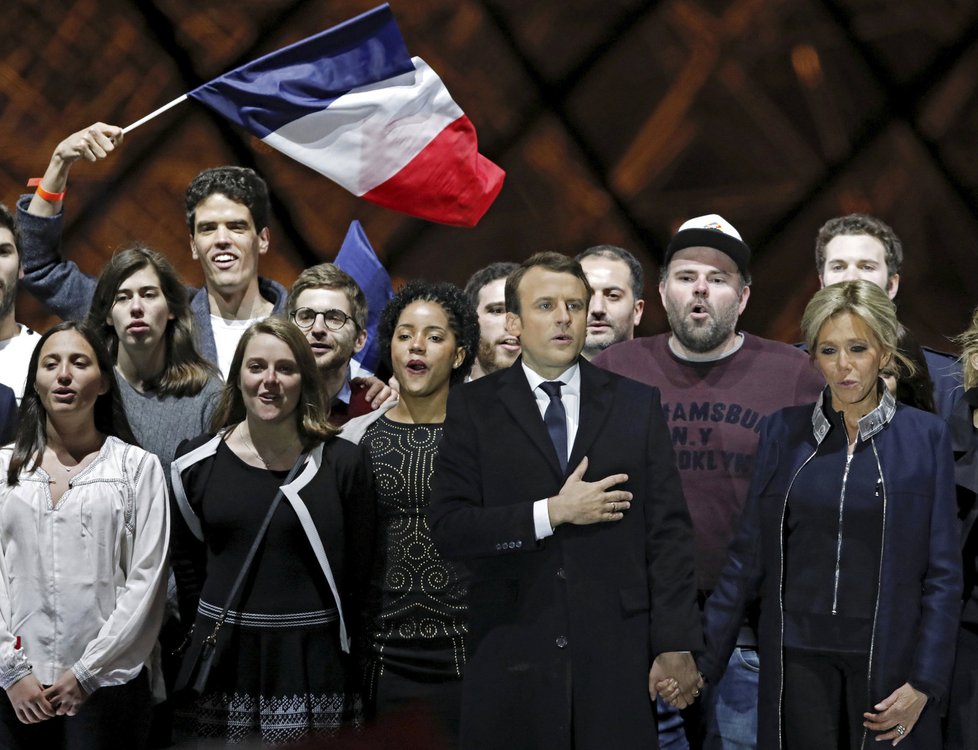 Emmanuel Macron slavil svůj triumf v prezidentských volbách u Louvru.