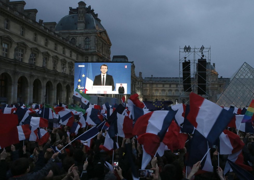 Emmanuel Macron slavil svůj triumf v prezidentských volbách u Louvru.