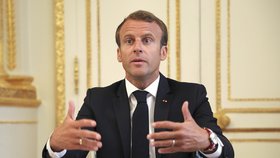 Francouzský prezident Emmanuel Macron během jednání vlády