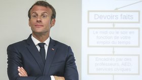 Francouzský prezident Emmanuel Macron během návštěvy jedné ze základních škol