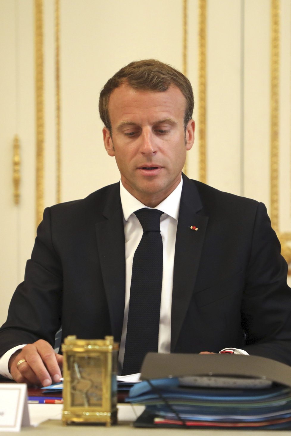 Francouzský prezident Emmanuel Macron během jednání vlády