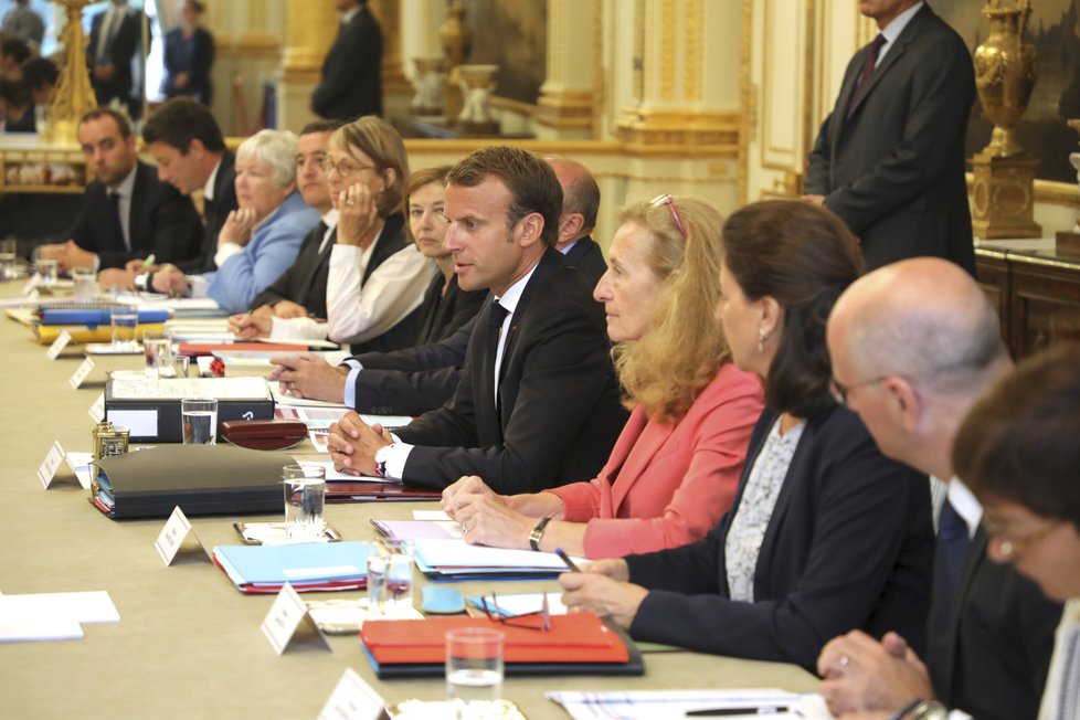 Francouzský prezident Emmanuel Macron během jednání vlády.