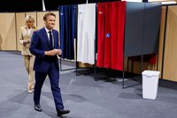 Přehledně: Macron po volbách odmítl demisi premiérky. Ztratil většinu a „škemrá“ o pomoc, míní opozičník