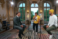 Macron hostil v paláci show youtuberů: Vymýšlel si o Trumpovi a volal hvězdě fotbalu