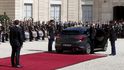 Francois Hollande předává Emmanuelu Macronovi prezidentský úřad