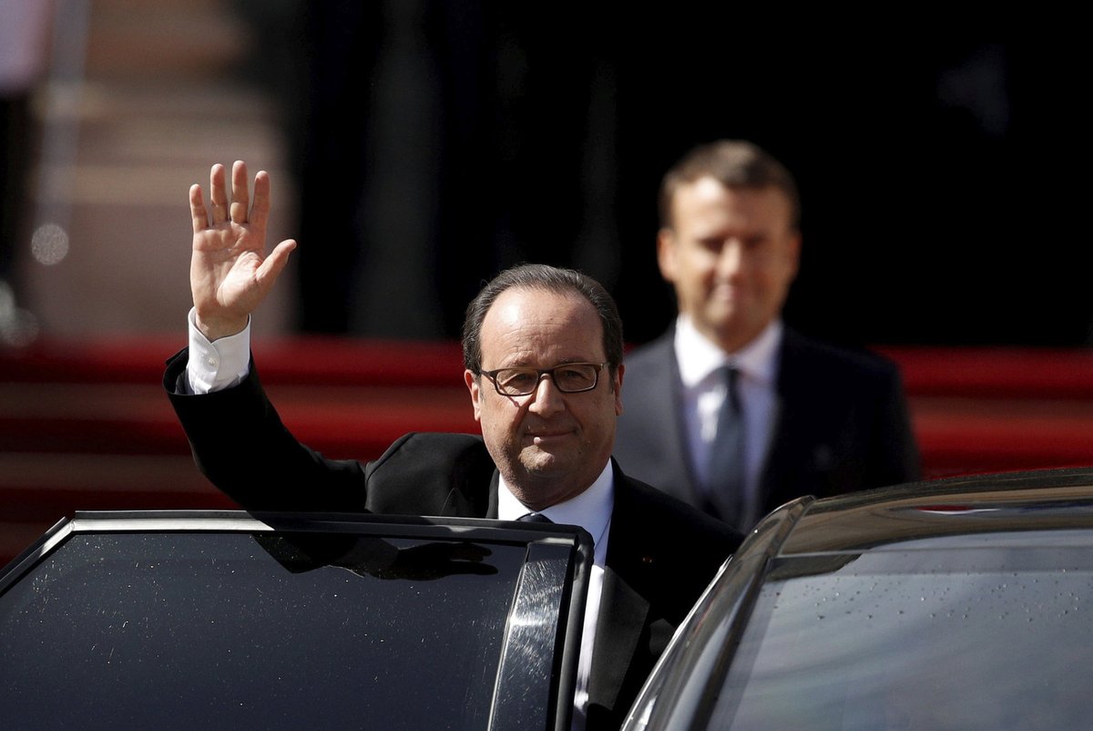 Francois Hollande předává Emmanuelu Macronovi prezidentský úřad