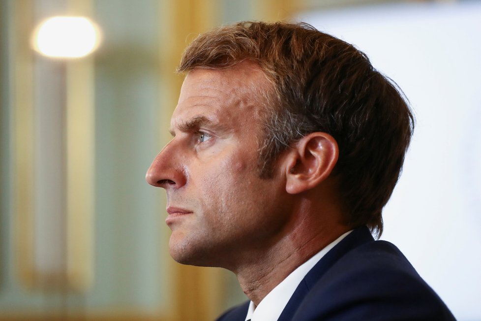 Francouzský prezident Emmanuel Macron během virtuálního jednání skupiny G7 k situaci v Afghánistánu (24.8.2021)