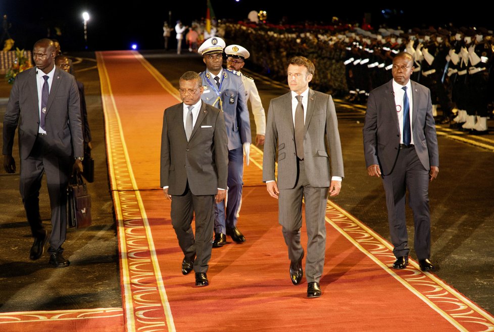 Emmanuel Macron je vítán premiérem Kamerunu Josephem Dion Ngutem