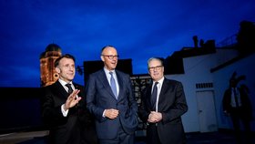 Emmanuel Macron, Keir Starmer a Friedrich Merz: Prezident Francie, britský premiér a německý kancléř pospolu