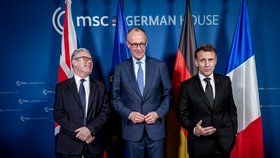 Emmanuel Macron, Keir Starmer a Friedrich Merz: Prezident Francie, britský premiér a německý kancléř pospolu