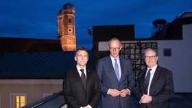 Emmanuel Macron, Keir Starmer a Friedrich Merz: Prezident Francie, britský premiér a německý kancléř pospolu