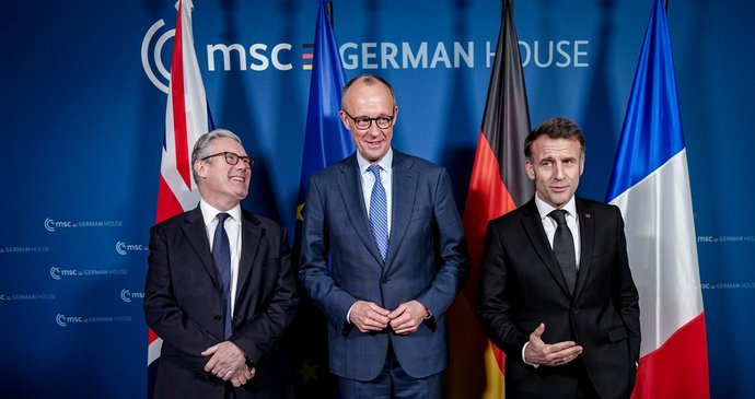 Emmanuel Macron, Keir Starmer a Friedrich Merz: Prezident Francie, britský premiér a německý kancléř pospolu