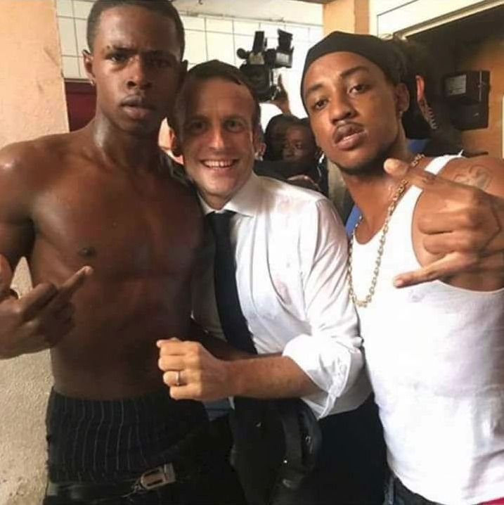 Fotka se dvěma mladíky vzbudila kontroverzi, Macron sklízí kritiku za chlapcův zdvižený prostředníček.